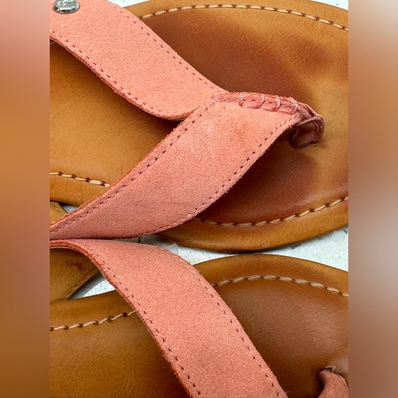 Ugg Women’s Tuolumne Coral Thong Flat Sandals - Picture 8 of 8